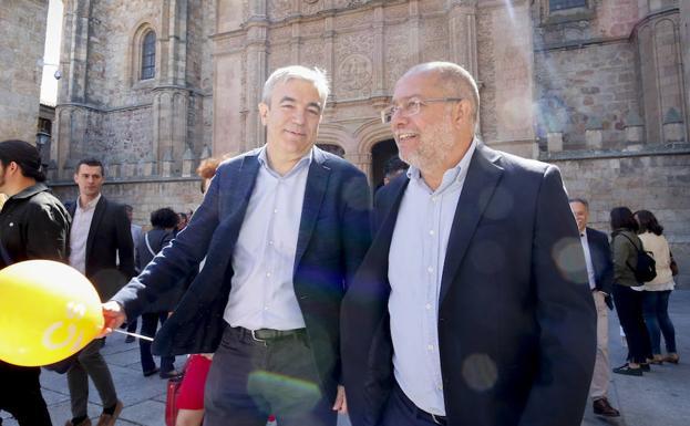 El cabeza de lista al PE y el candidato a la Junta, a las puertas de la Universidad de Salamanca.