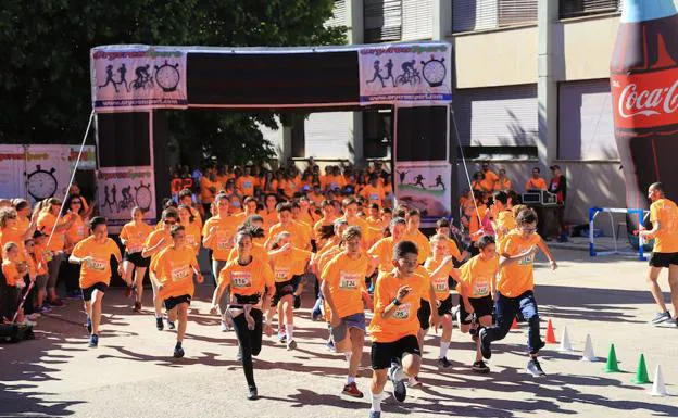 Los corredores de una de las pruebas de menores toman la salida. 