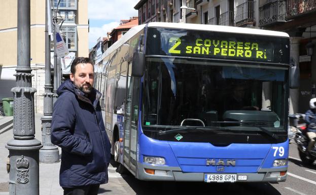 Miguel Holguín, de Podemos, espera el autobús en Fuente Dorada para pasar la jornada en familia. 