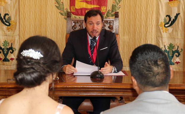 Óscar Puente ha comenzado la jornada oficiando siete bodas en el Ayuntamiento. 