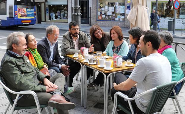 En la terraza del café El Minuto se ha reunido esta mañana Saravia con parte de los miembros de su lista. 