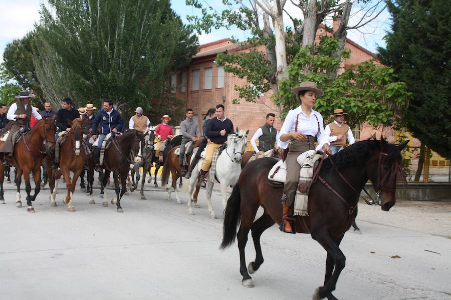 Un grupo de caballistas, por las calles de Nava.