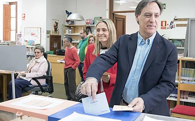 Carlos García Carbayo votó en la biblioteca Gabriel y Galán.