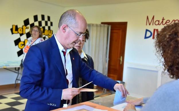 Martín Fernández Antolín deposita el voto, esta mañana en Simancas. 