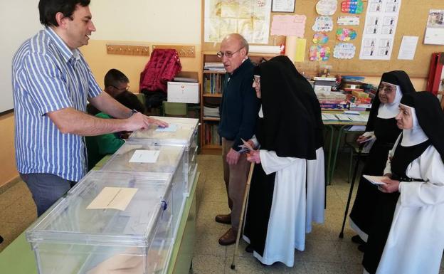 Un grupo de monjas vota en un colegio electoral de la capital segoviana. 