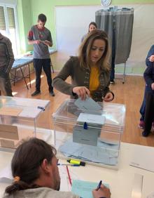Imagen secundaria 2 - Yolanda de Gregorio (PP), Teresa Madrid (Soria en Común) y Ana Fernández Araque (PPSO), depositan sus votos en las urnas. 