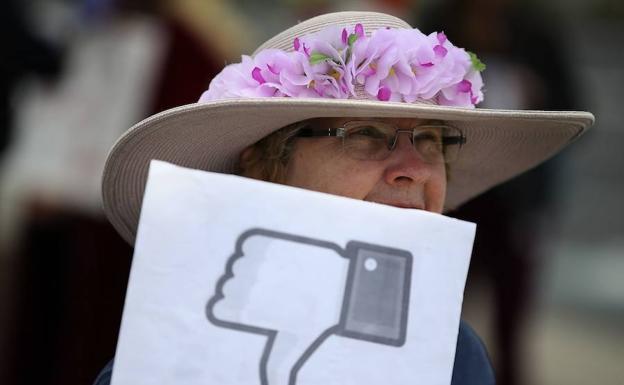 Una mujer protesta contra Mark Zuckerberg tras conocerse el caso Cambridge Analytica. 