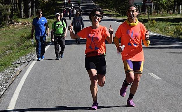 Varios participantes, durante la marcha.