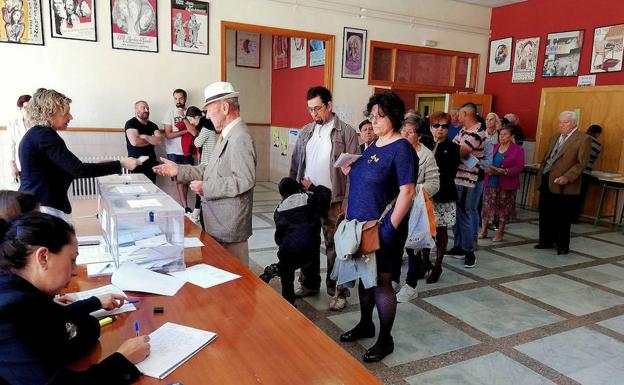 Votantes en una de las mesas electorales colocadas en el instituto Andrés Laguna de Segovia. 