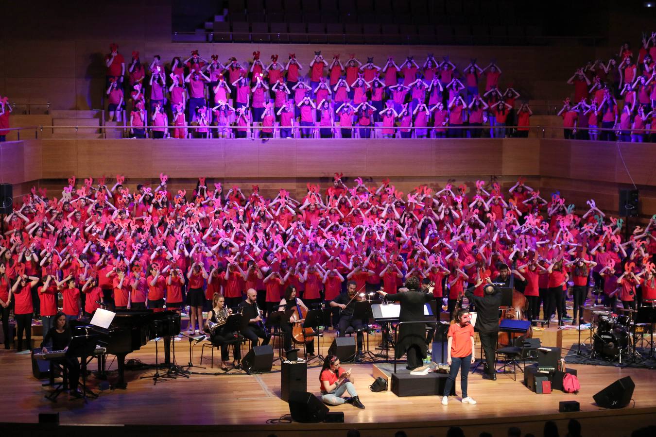 La novena edición del proyecto musical reúne a cerca de 3.600 escolares en torno a la cantata de Eduard Iniesta que celebra el centenario del poeta catalán