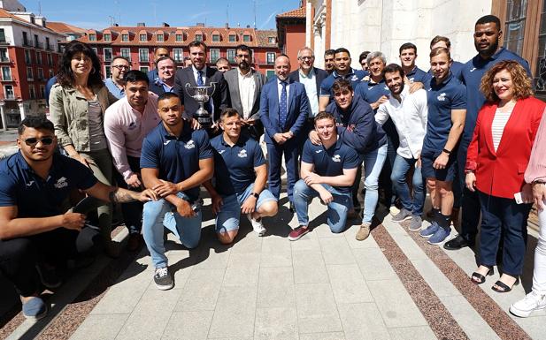 Los jugadores y directivos del VRAC posan en el balcón del Ayuntamiento y en el patio del palacio de la Diputación. 