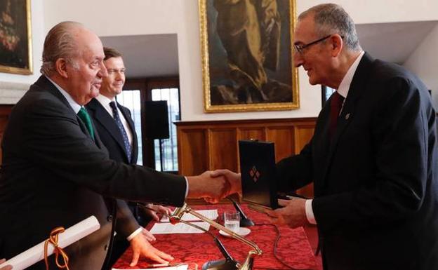 Don Juan Carlos entrega el Premio Ordenes Españolas al historiador Miguel Ángel Ladero. 