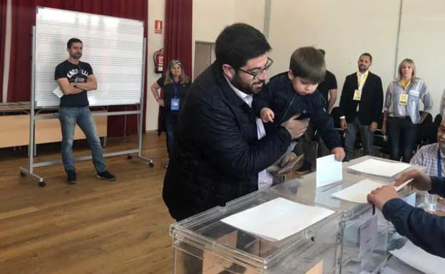 La formación que lidera Jesús Manuel Sánchez Cabrera, Por Ávila, gana en la capital abulense. En la foto, votando el 26 de mayo con su hijo.