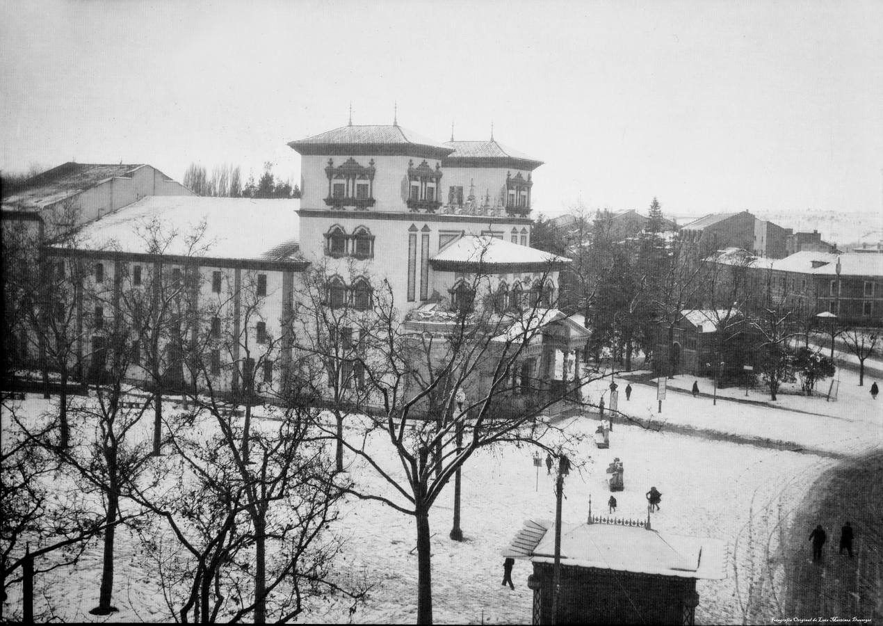 El Teatro Pradera, en una jornada nevada, desde el balcón familiar de la Casa Mantill.