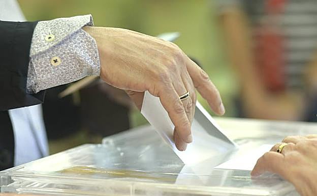 Votación en un colegio electoral de Valladolid. 