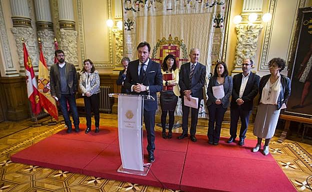Óscar Puente, junto con los concejales de su equipo de Gobierno, en una comparecencia para presentar los presupuestos de la ciudad. 