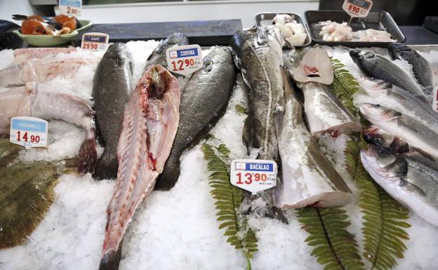 Puesto de pescados, en la plaza de abastos. :: 