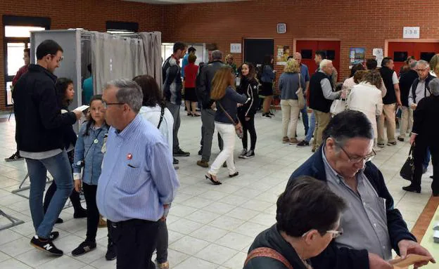 Afluencia de votantes este domingo en un colegio del Real Sitio de San Ildefonso. 