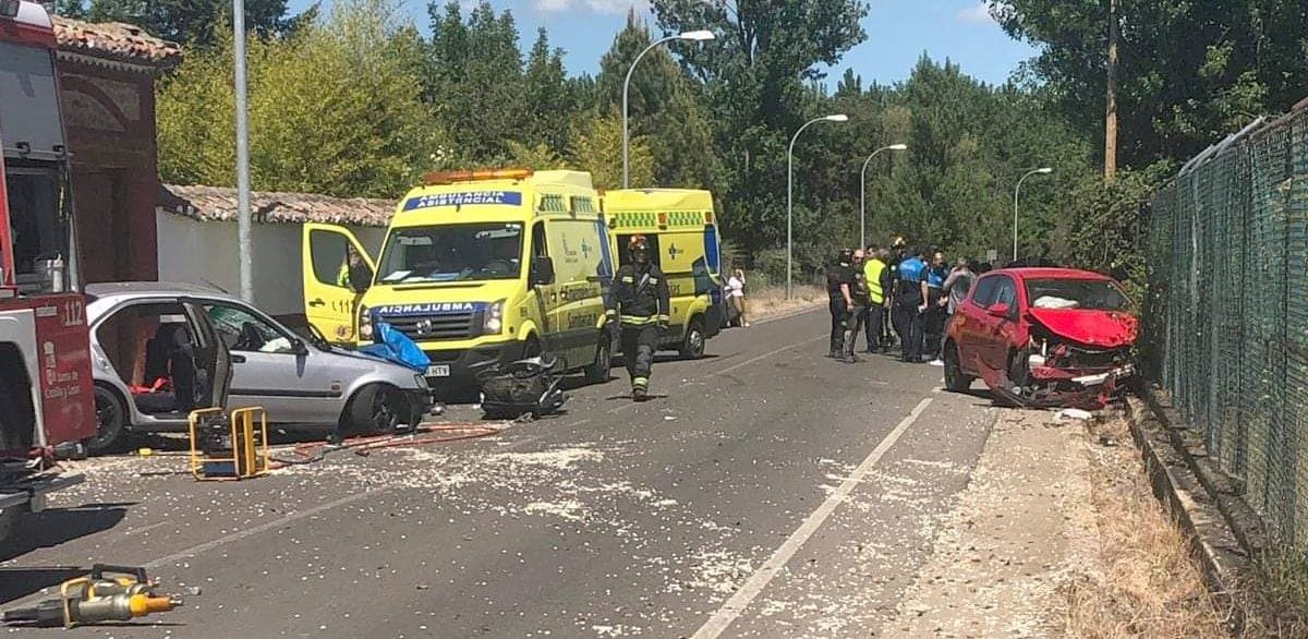 Equipos de Bomberos han tenido que actuar en el lugar | El accidente ha tenido lugar en la Avenida Paso de Villabalter