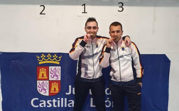 Adrián Yáñez e Ignacio Villares posan con sus medallas.