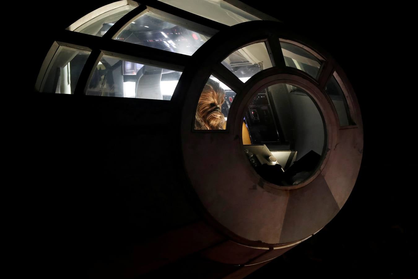 Todos sus empleados están carazterizados como si fueran personajes de las películas| El visitante podrá utilizar una aplicación para interactuar con ellos en idiomas galácticos| La principal atracción será volar en el 'Halcón Milenario'