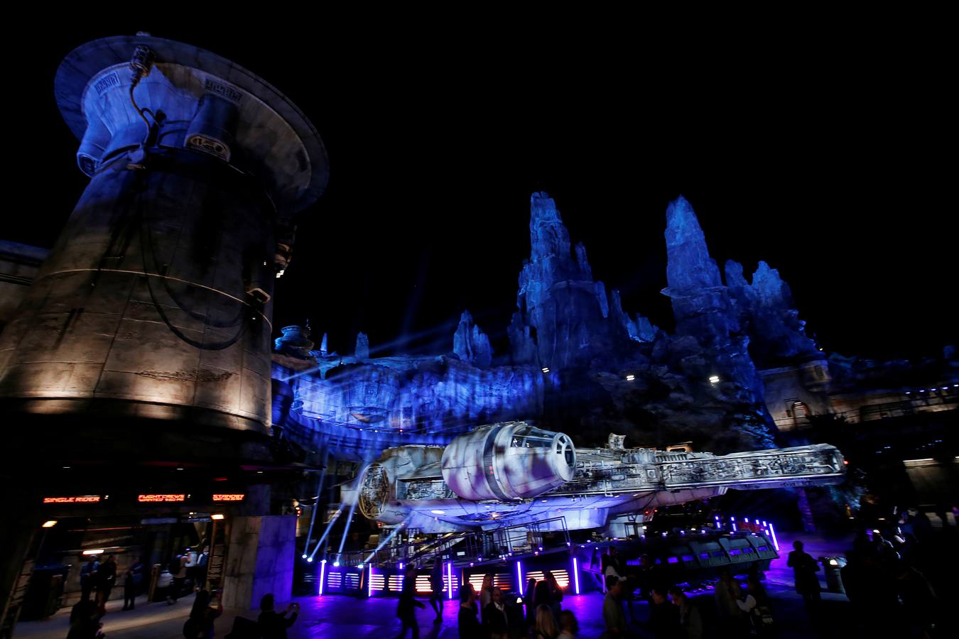 Todos sus empleados están carazterizados como si fueran personajes de las películas| El visitante podrá utilizar una aplicación para interactuar con ellos en idiomas galácticos| La principal atracción será volar en el 'Halcón Milenario'