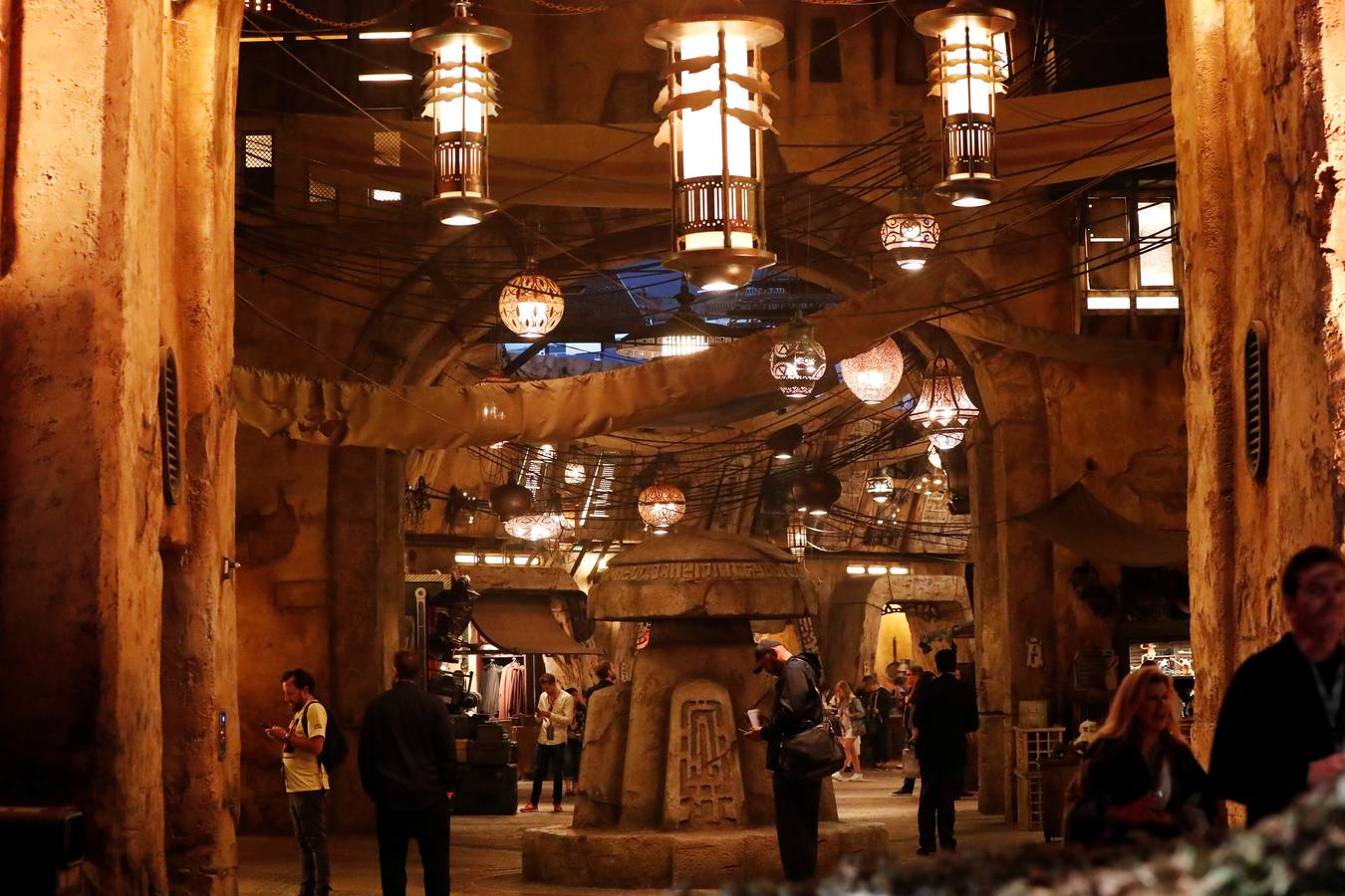 Todos sus empleados están carazterizados como si fueran personajes de las películas| El visitante podrá utilizar una aplicación para interactuar con ellos en idiomas galácticos| La principal atracción será volar en el 'Halcón Milenario'