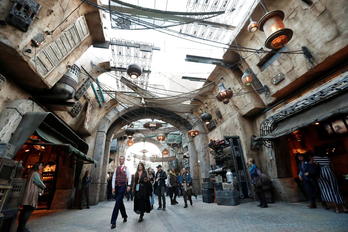 Todos sus empleados están carazterizados como si fueran personajes de las películas| El visitante podrá utilizar una aplicación para interactuar con ellos en idiomas galácticos| La principal atracción será volar en el 'Halcón Milenario'