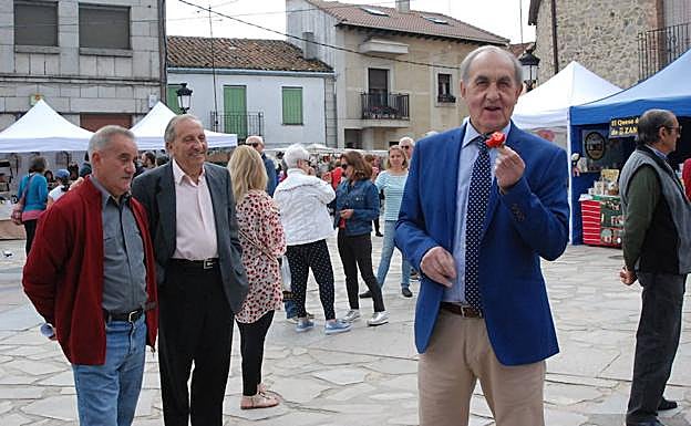 Ignacio Polo comiendo una fresa el año pasado en la Feria, para mostrar la calidad del fruto. 