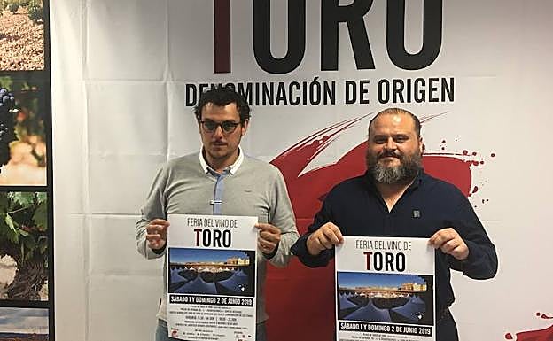 El alcalde de Toro, Tomás del Bien Sánchez, y el presidente de la DO Toro, Felipe Nalda Álvarez, con el cartel de la feria. 