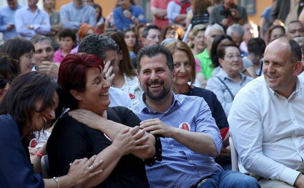 Clara Luquero sonríe junto a Luis Tudanca y José Luis Aceves en el un mitin de las elecciones municipales. 