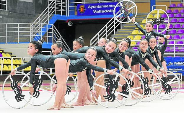 Imagen principal - El gran grupo de Gimnasia Duero durante su ejercicio; Las niñas del Abula-Gym durante su ejercicio de manos libres en el tapiz del Polideportivo Pisuerga y el Medina de Rioseco prebenjamín.