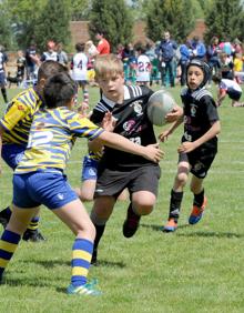 Imagen secundaria 2 - Un jugador de Les Abelles hace un quiebro ante el de Hortaleza; Pugna por el oval durante el Arquitectura-Estrecho y La defensa del Alcorcón trata de evitar el ensayo de El Salvador.