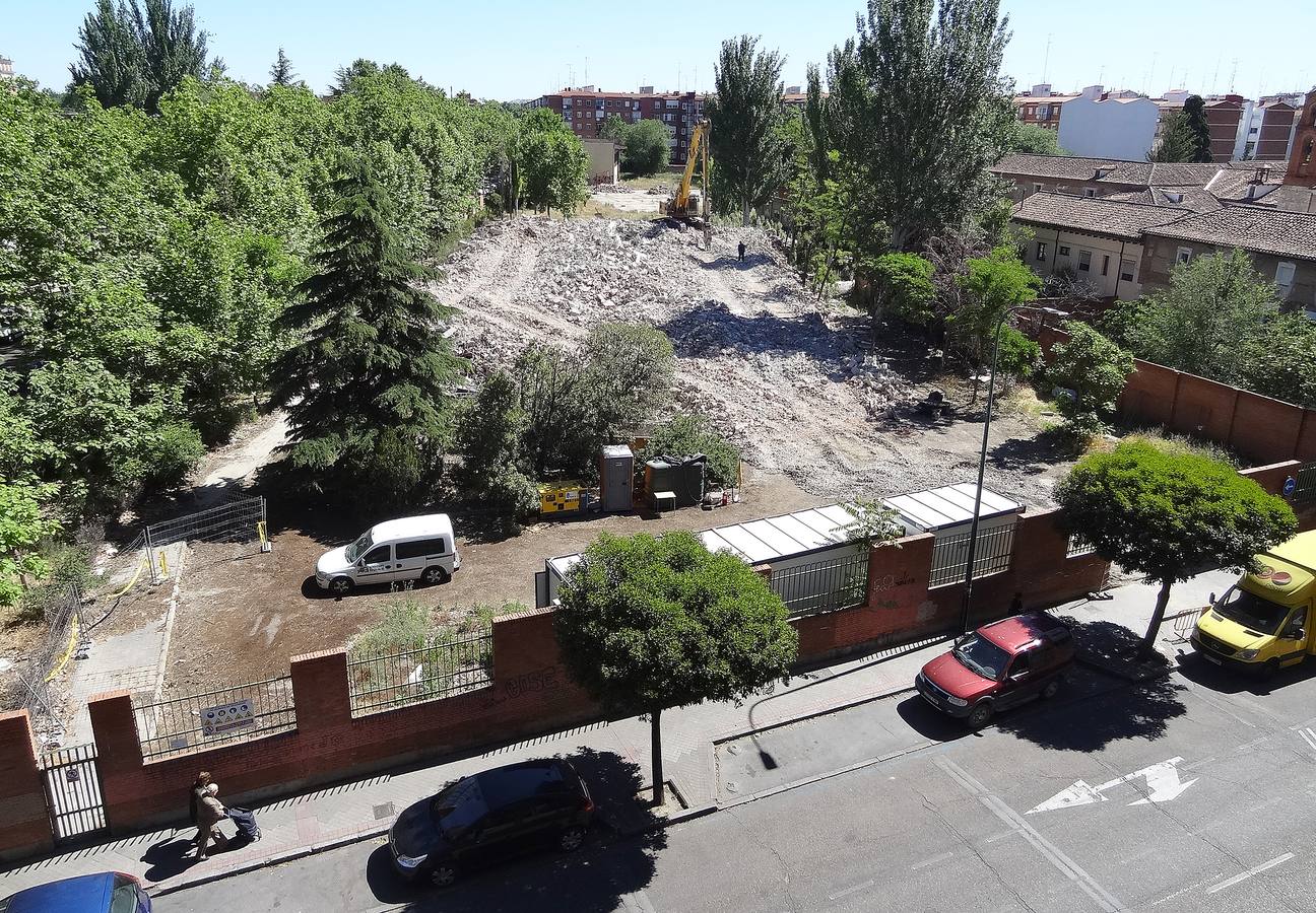 Los operarios concluyen el derribo del edificio de La Rondilla a falta de retirar las 5.300 toneladas de escombros para dar paso a la construcción de la Escuela de Arte