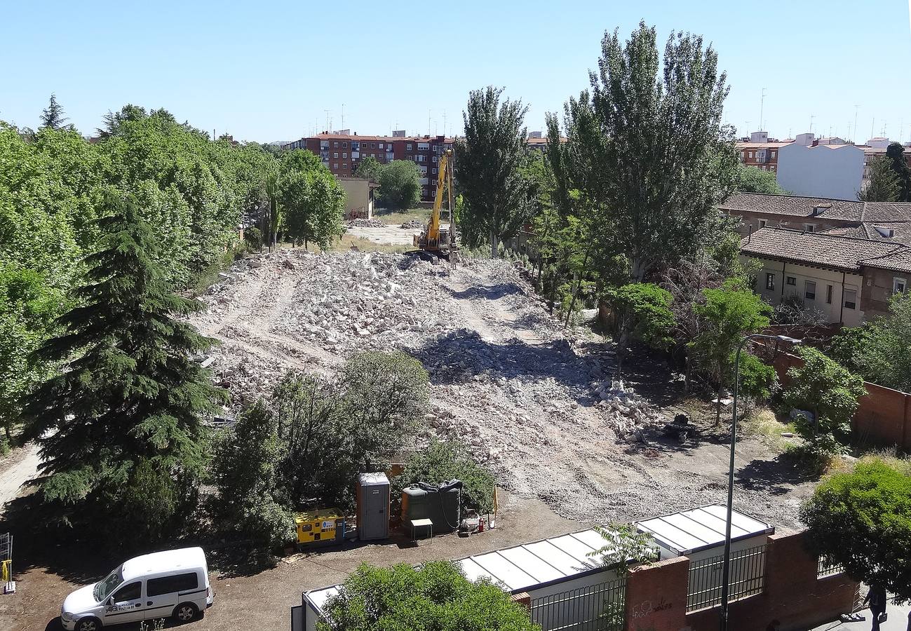 Los operarios concluyen el derribo del edificio de La Rondilla a falta de retirar las 5.300 toneladas de escombros para dar paso a la construcción de la Escuela de Arte