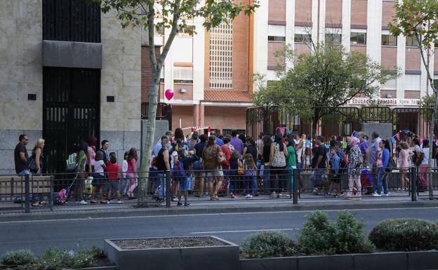 Escolares a las puertas de un centro educativo de la capital salmantina. 