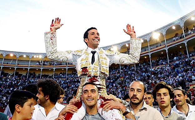 El diestro David de Miranda sale a hombros tras cortar dos orejas a su segundo toro en el undécimo festejo de la Feria de San Isidro.