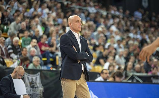 Carles Mardo dirige el quinto partido de la serie de play-off ante el Bilbao Basket. 