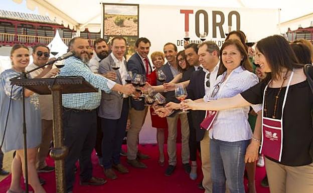 Miembros del Consejo Regulador de la DO Toro y autoridades brindan en la Feria del Vino. 