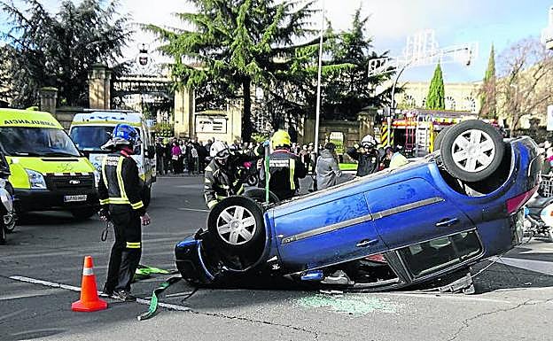 Imagen de archivo de un accidente con un vehículo volcado.
