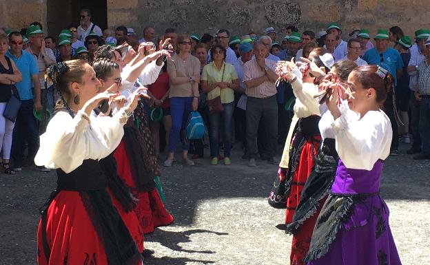 El grupo de jotas y paloteo Nuevas Raíces de Torrelobatón, bailando en el patio de armas del castillo 