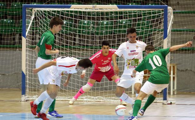 Jugada de ataque del San Juan durante el partido frente al juvenil del Segovia Futsal en el Pedro Delgado.