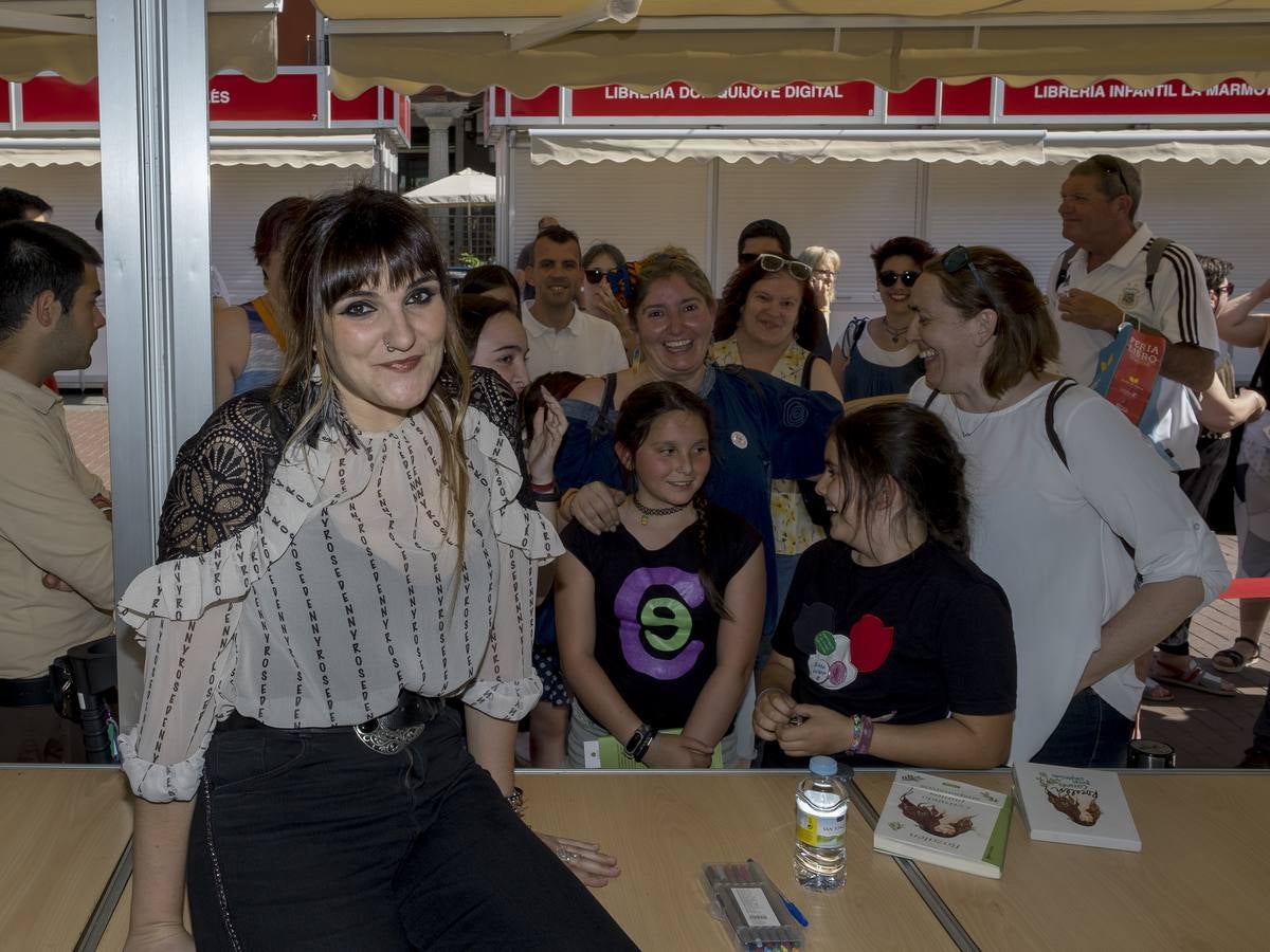 La cantante albaceteña reúne a cientos de fans en la firma de su libro 'Cerrando puntos suspensivos'