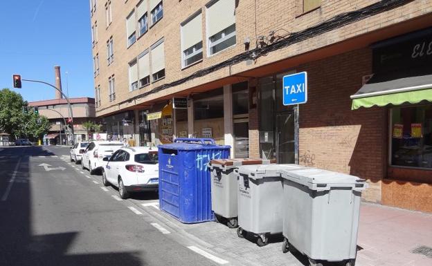 Hilera de contenedores sobre la nueva parada de taxis de la calle Gabriel y Galán, junto a Luis Braille.