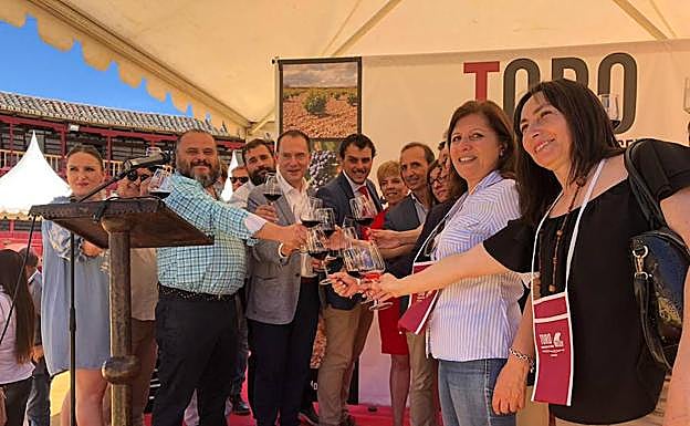 Brindis en Toro, en el marco de la Feria del Vino, tras conocerse que la añada 2018 ha sido calificada como excelente. 