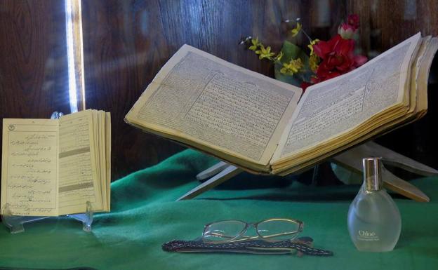 Cuadernos, libros y utensilios del ayatolá Ruholá Jomeiní.