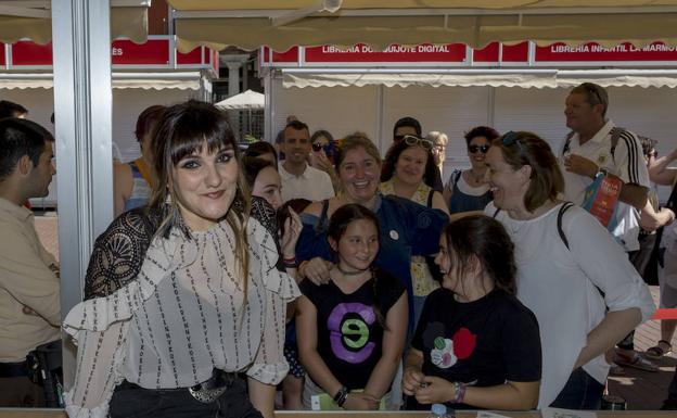 Rozalén, durante la firma de libros en la Plaza Mayor.