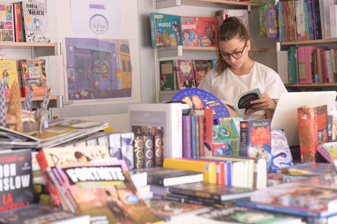 La Plaza Mayor de Valladolid acoge las casetas de la Feria de Libro con las novedades editoriales.