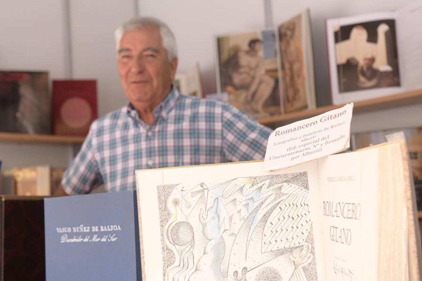 La Plaza Mayor de Valladolid acoge las casetas de la Feria de Libro con las novedades editoriales.