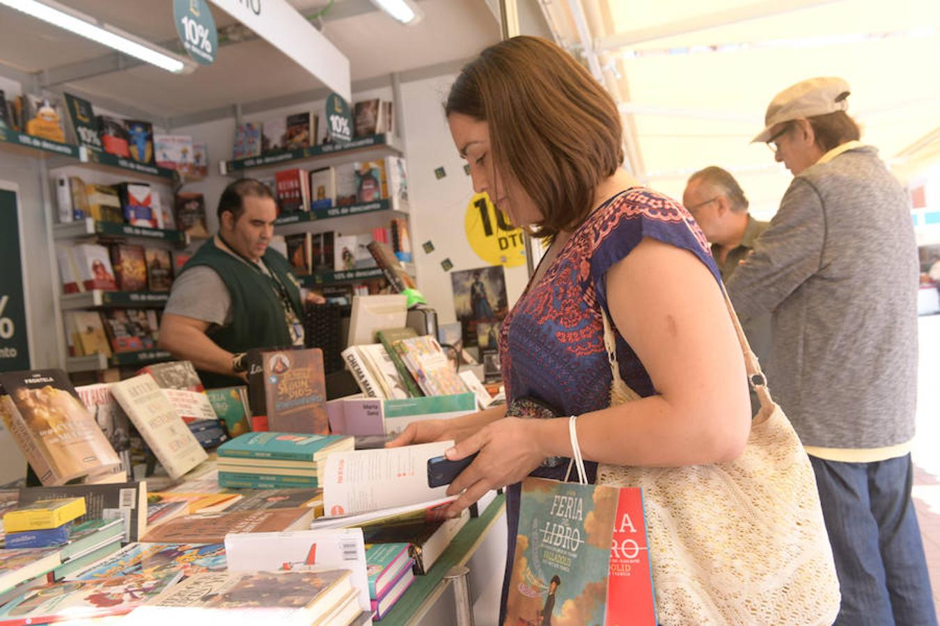 La Plaza Mayor de Valladolid acoge las casetas de la Feria de Libro con las novedades editoriales.